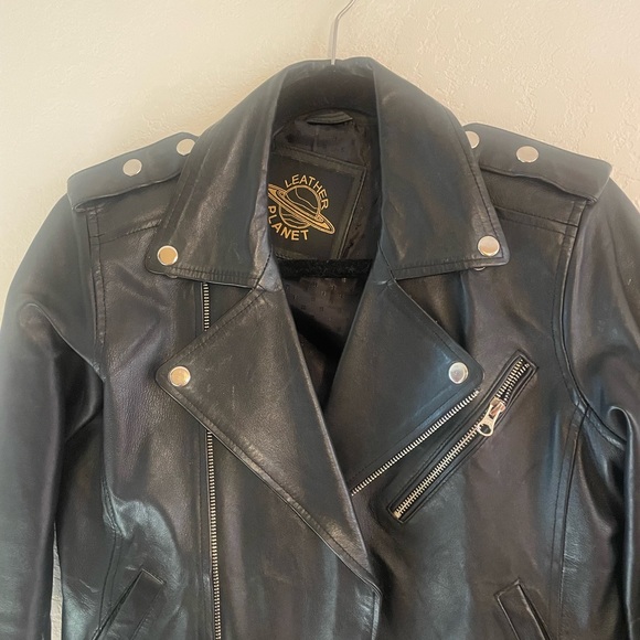 2 Medium size Women Leather Jackets. LIKE NEW - Picture 10 of 13